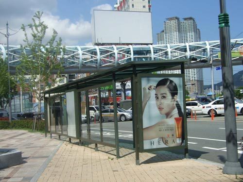 韓国・釜山の週末　バス広告と、立て看板